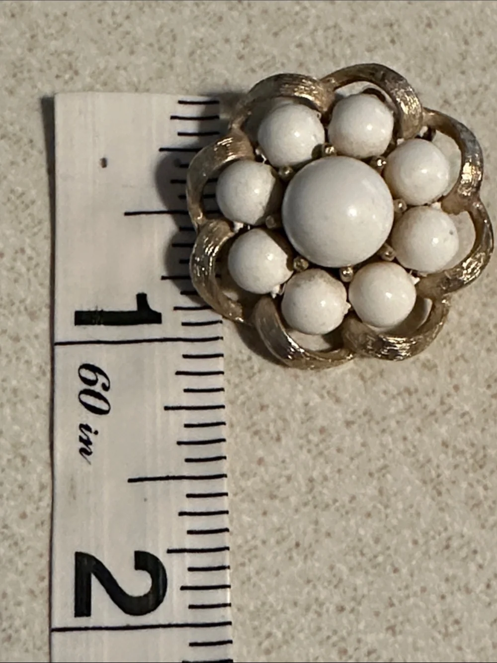 Vintage Kramer White and Gold Floral Cluster Clip-On Earrings (833)
